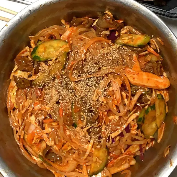 Kızarmış erişteyi sebze ve baharatla karıştır.