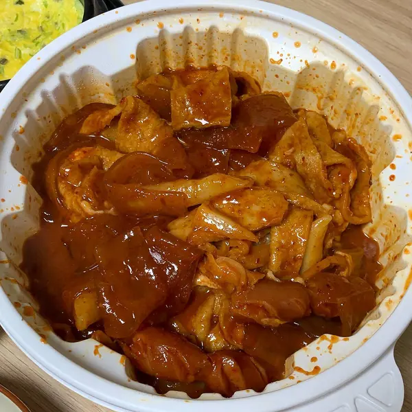 Patates ve sebzeli kızarmış tavuk.