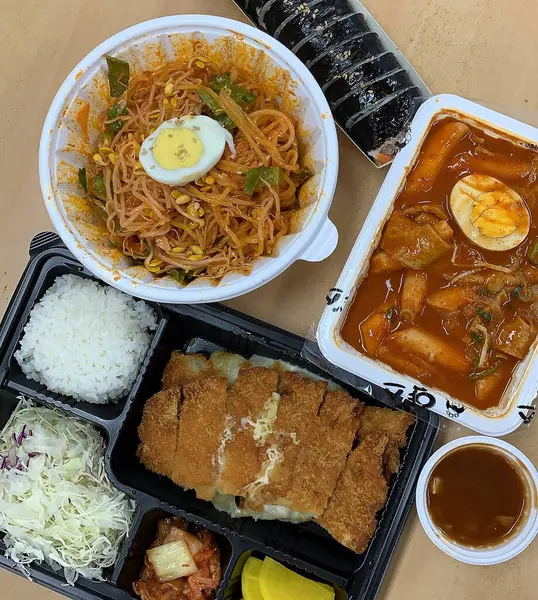 Kızarmış pirinç, balık ve sebzeli Japon yemeği.