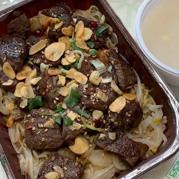 Çin yemeği, pilav ve sebzeli kızarmış tavuk.