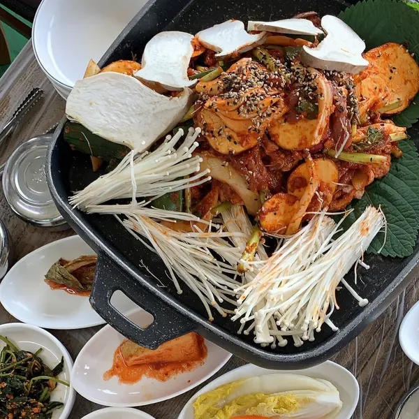 Kore restoranında Kore yemeği ve sebze salatası, Güney Kore