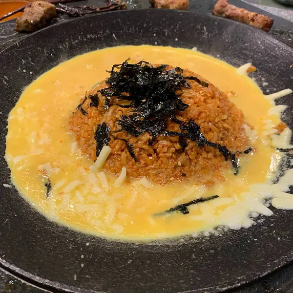 Soslu ve sebzeli kızarmış tavuk.