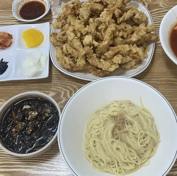 Erişte ve soslu kızarmış tavuk.