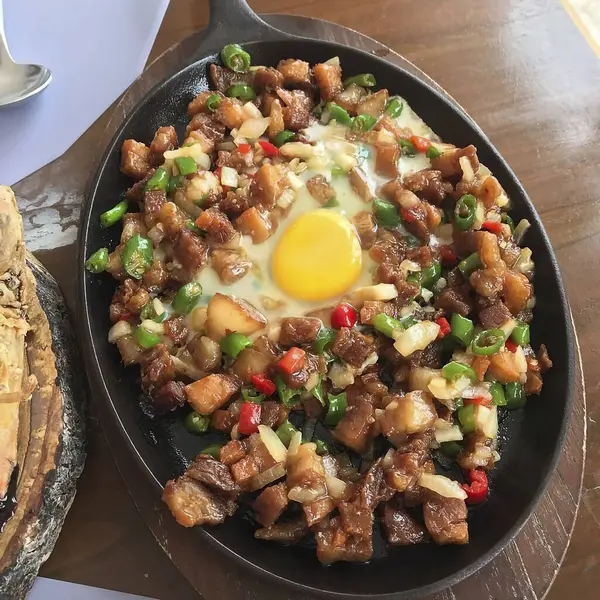 Domuz pastırmalı yumurta ve sebze.