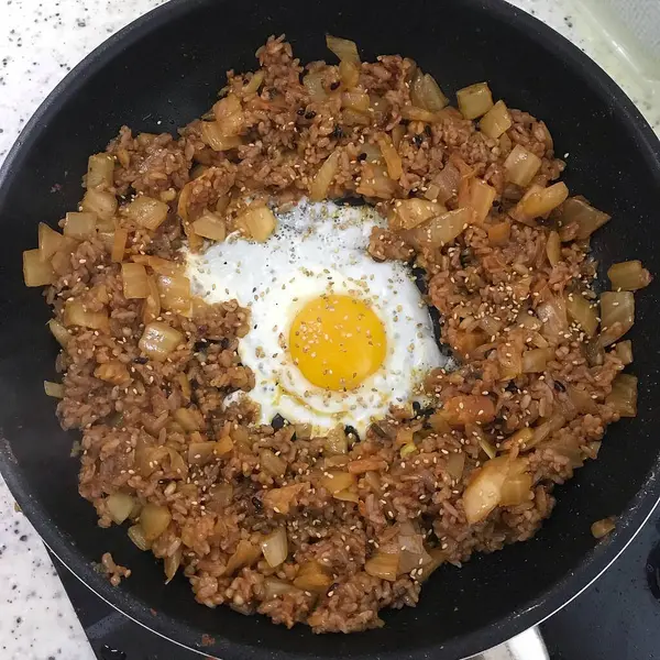 Tavada soğan ve baharatlı sahanda yumurta