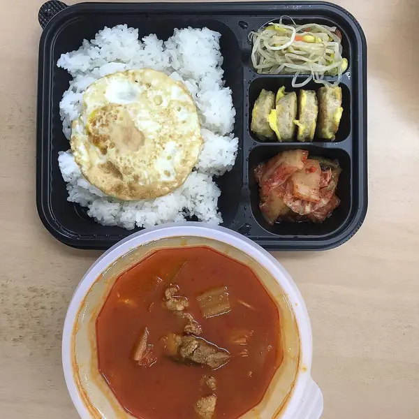 Lezzetli Asya yemeklerinin yakın görüntüsü