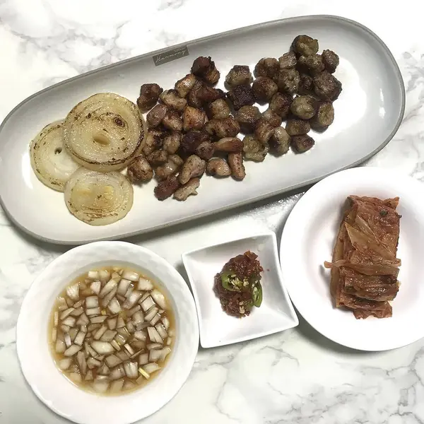 Lezzetli Asya yemeklerinin yakın görüntüsü