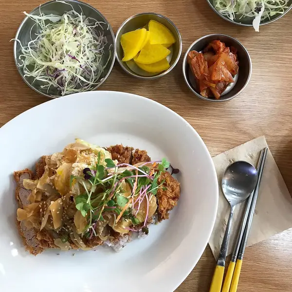 Patates ve sebzeli kızarmış tavuk.