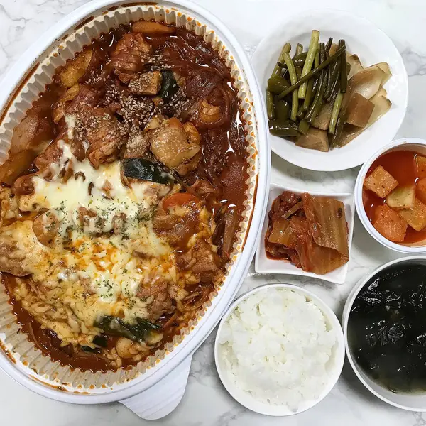 Kore yemeği pilavı, kimchi ve kimchi, Kore geleneksel yemek tarzı.
