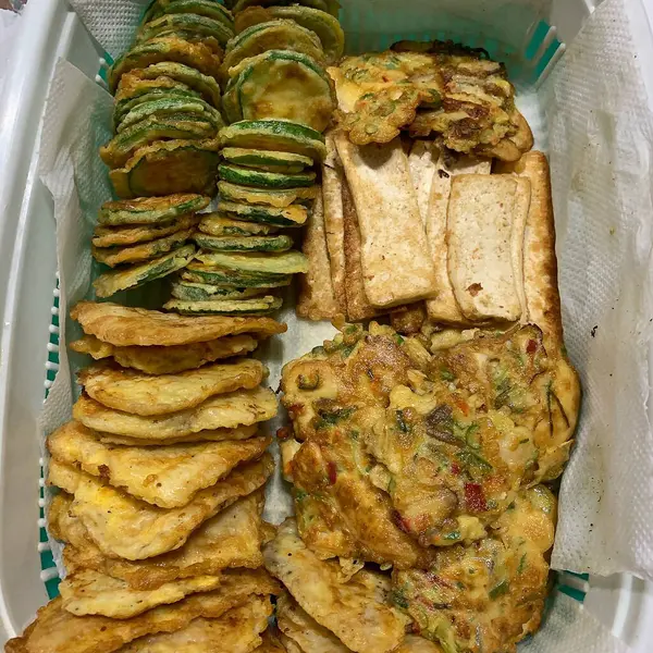 Kutudaki çeşitli lezzetli keklerin yakın plan çekimi.