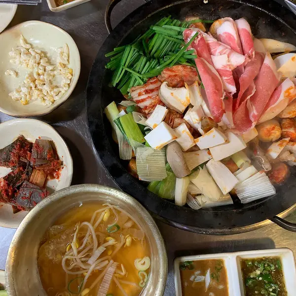 Kore yemeği ve sebzeleri