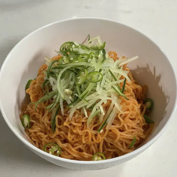 Sebze ve sebzeli Kore eriştesi.