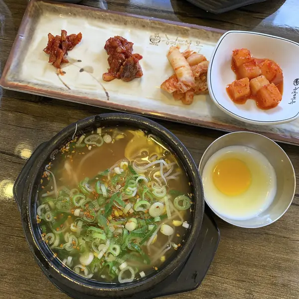 Kore yemeği - sahanda yumurta, domuz pirzolası ve kimchi