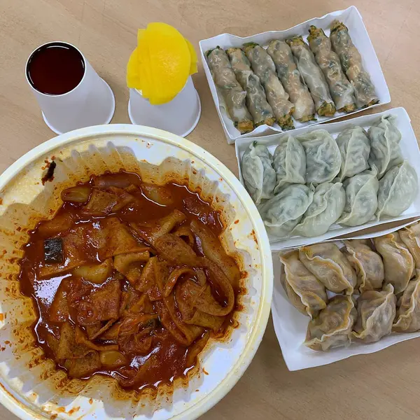 Asya yemeği, sebzeli pirinç eriştesi ve soya sosu.