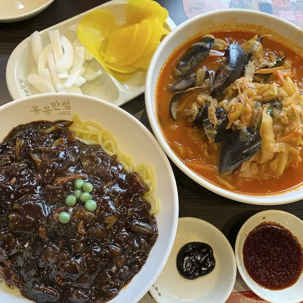 Lezzetli Asya yemeklerinin yakın görüntüsü