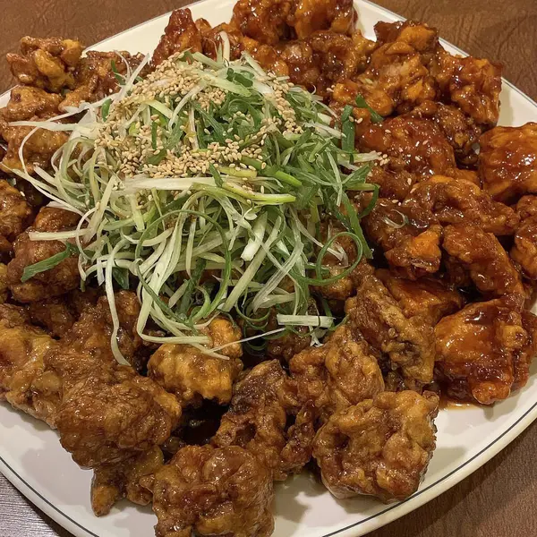 Sebze ve soslu kızarmış tavuk kanadı.