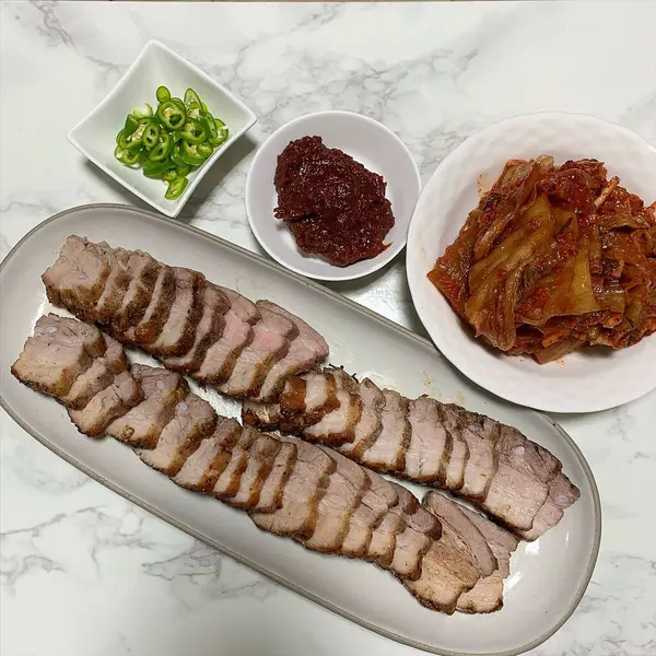 ızgara et ve sebze plaka üzerinde