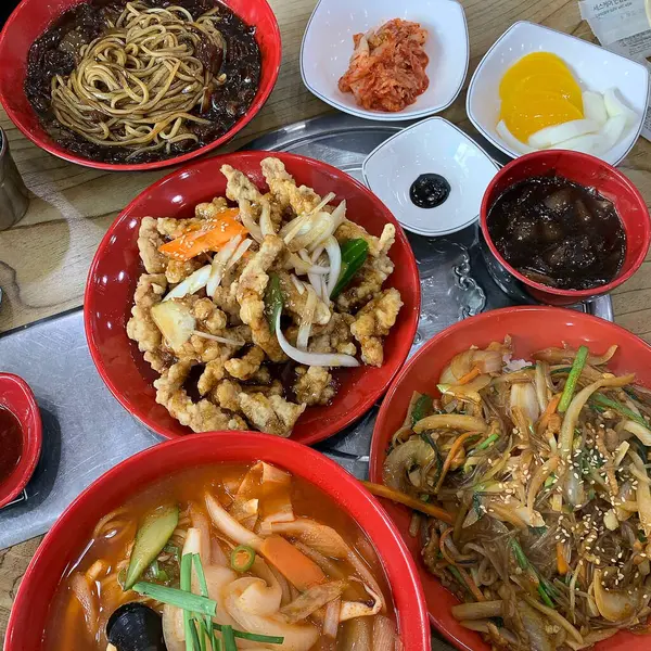 Kore yemekleri, erişte, kimçi, kimçi ve erişte..