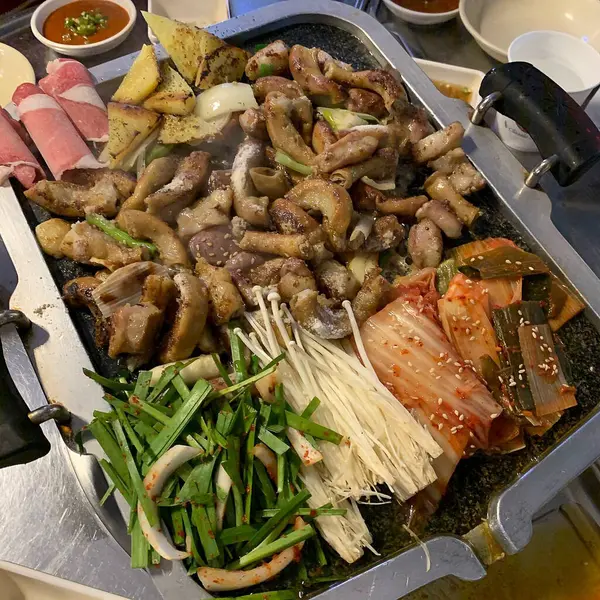 Lezzetli Asya yemeklerinin yakın görüntüsü