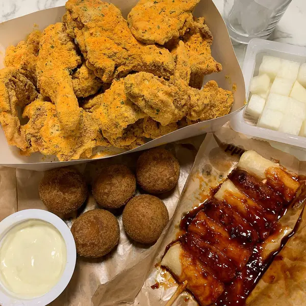 Kızarmış balık ve soslu patates.