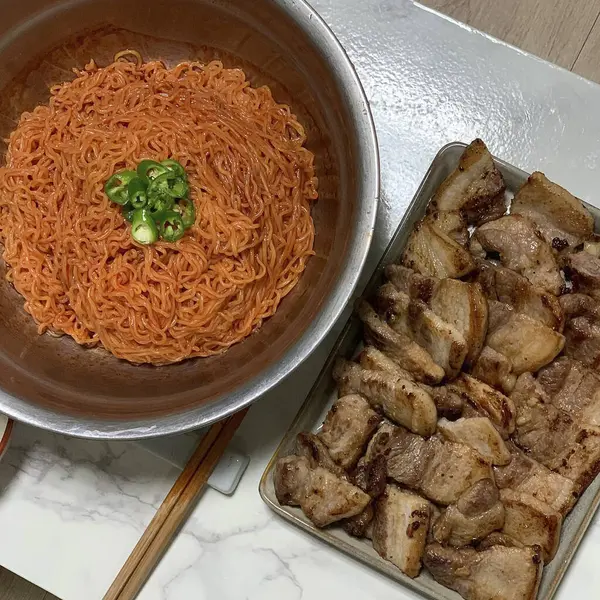 Lezzetli Asya yemeklerinin yakın görüntüsü