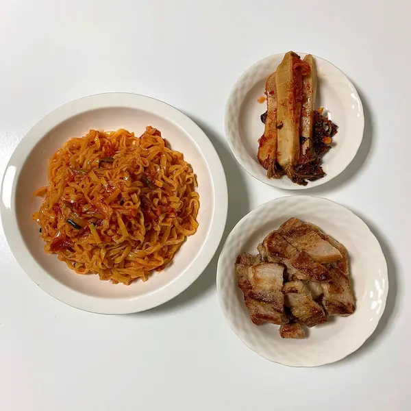 Kore yemeği, pirinç eriştesi, kızarmış domuz, kimchi, sebze, tavuk, tavuk, domuz, pirinç, erişte, tavuk, kızarmış tavuk.