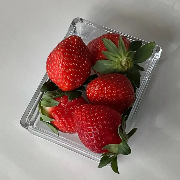 beyaz zemin üzerine kırmızı taze çilek