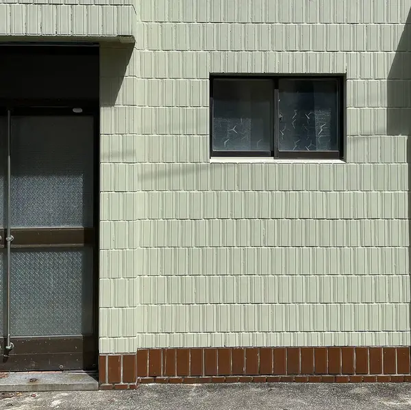 Şehirdeki evin ön cephesi.