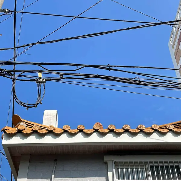 Büyük çatılı eski tuğla duvar.