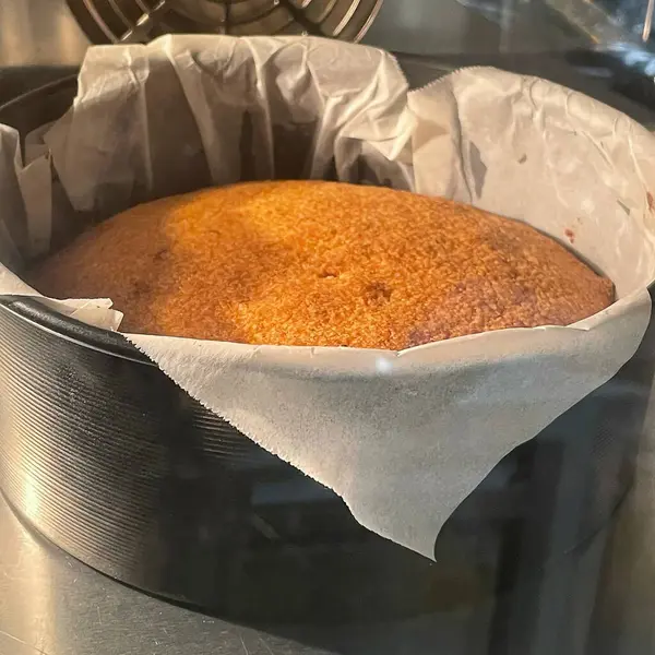 Pişmemiş beyaz bir fırının yakın plan çekimi.