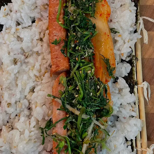 Suşi, somon ve pilav.