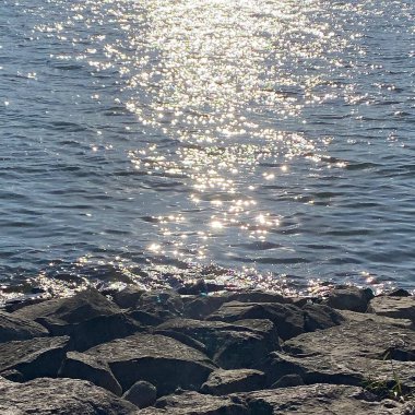 Deniz kıyısının güzel manzarası