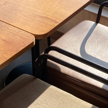 Bahçedeki tahta sandalye.