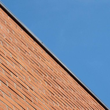 Mavi gökyüzü ile tuğla duvar