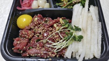 Japon mutfağı. Biftek ve sebzeli pilav..