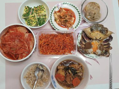 Lezzetli Asya yemeklerinin yakın görüntüsü