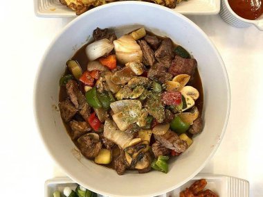 Lezzetli Asya yemeklerinin yakın görüntüsü