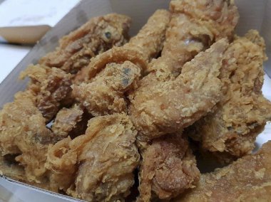 Soslu kızarmış tavuk kanadı.