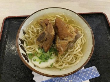 Lezzetli bir Japon rameninin yüksek açılı çekimi.