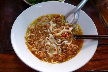 Sebzeli ve baharatlı erişteleri yakın.