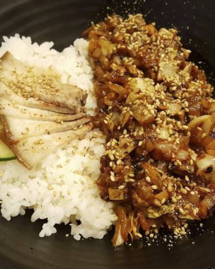 Soslu kızarmış balık, pilav ve sebze.