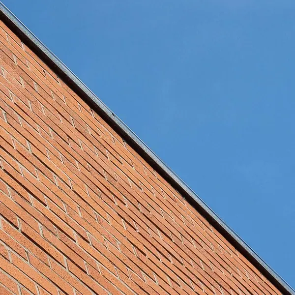 Mavi gökyüzü ile tuğla duvar