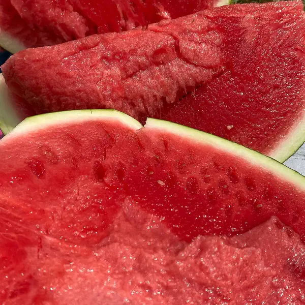 Arka plan olarak taze karpuz dilimleri