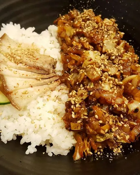 Soslu kızarmış balık, pilav ve sebze.