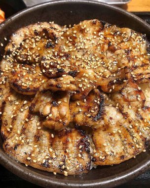 Patates ve baharatlı kızarmış tavuk.