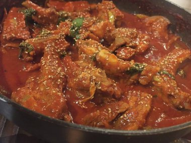 Sebzeli kızarmış tavuk.