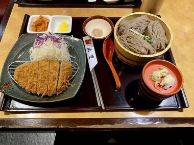 Kore yemeği, pirinç eriştesi.