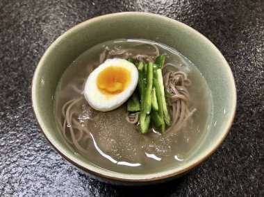 Tavuk ve yumurtalı erişte fotoğrafı.