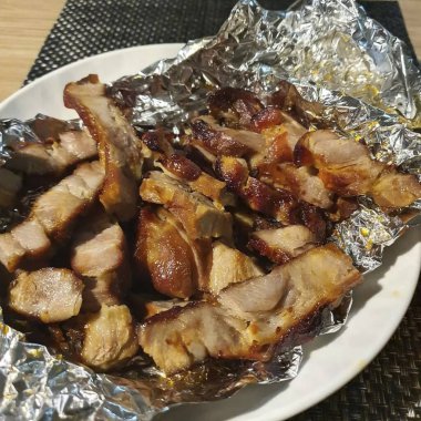 Lezzetli ızgara pirzola ve sebze.