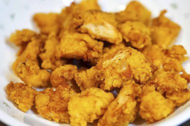 Sos ve baharatlı kızarmış tavuk kanadı.